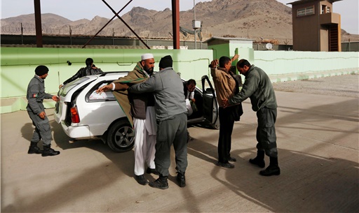 [포토] 아프가니스탄 경찰, 카불 검문소에서 검문