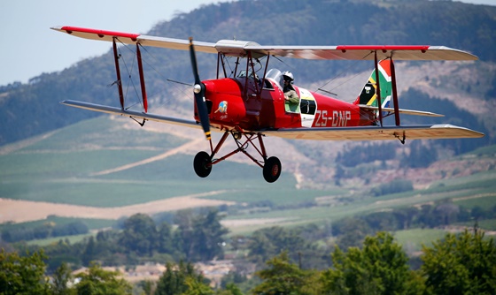 [포토] 남아공, 빈티지 비행기 경주에 참여하는 비행기 등장