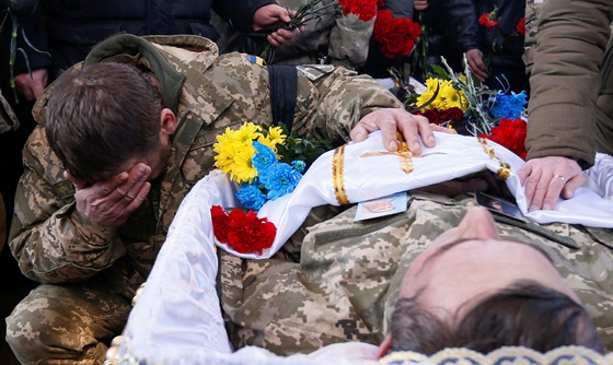 [포토] 우크라이나 군인들, 친러 분리주의자와 전투에서 사망한 동료 추모