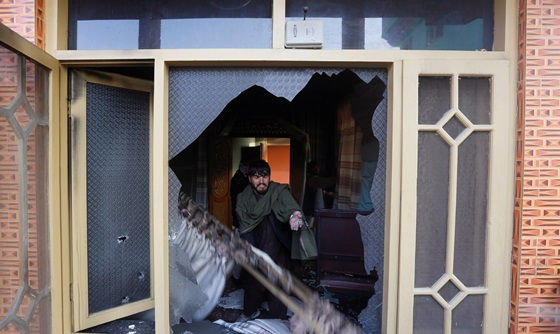 [포토] 아프간 카불 탈레반 공격 후 폐허가 된 가구