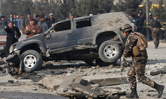 [포토] 카불 폭발 현장을 수색중인 아프가니스탄 군인 