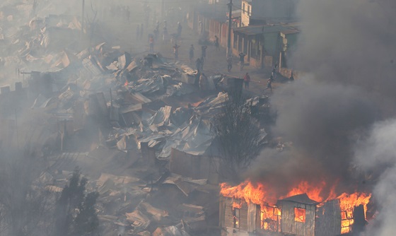 [포토] 산불로 불타고 있는 발파라이소(Valparaiso)의 주택들