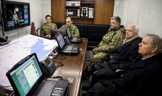 [포토] 우크라이나 대통령, 미 상원의원과 도네츠크 지역 방문