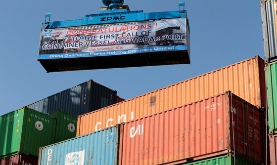 [포토] CPEC 체결 이후 파키스탄 과다르 항구에서 중국 수출을 위해 옮겨지는 컨테이너들 