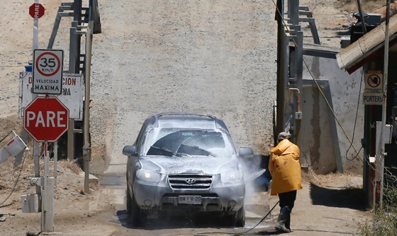 [포토] 칠레 칠면조 생산 공장 입구에서 소독을 받는 차량 