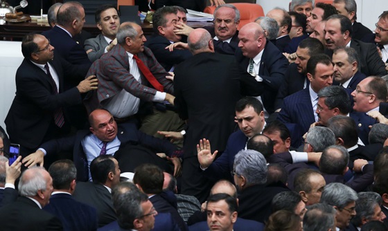 [포토] 터키 의회, 개헌안 표결 중 몸싸움
