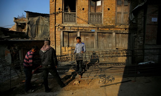 [포토] 지진 피해 건물을 수리하고 있는 네팔 주민들 