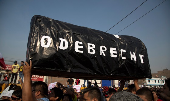 [포토] 페루 리마 시내 거리를 가로막은 반부패 시위대 
