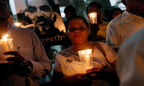 [포토] 촛불을 들고 있는 사라진 스리랑카 칼럼니스트의 아내