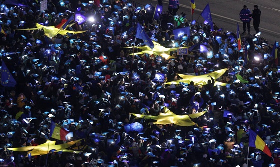 [포토] 루마니아 시위대가 만든 유럽연합 깃발