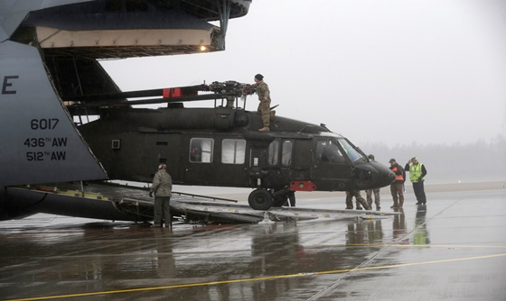 [포토] 리가 국제공항에 착륙 중인 美 블랙호크 헬리콥터