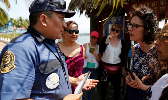 [포토] 과테말라 경찰과 대치하는 네덜란드 시민단체 회원 