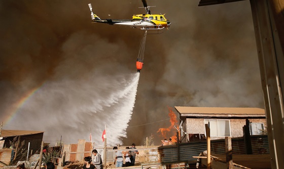 [포토] 칠레 비나델마르 지역에서 발생한 화재진화작업 