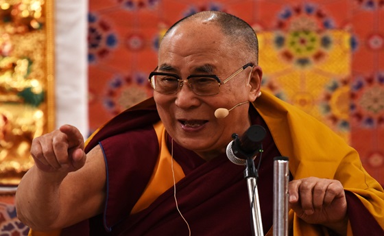 [포토] 인도 디랑의 한 사원서 연설하고 있는 달라이 라마