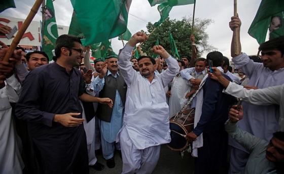 [포토] 파키스탄 대법원의 총리 부패 혐의 판단 유보에 기뻐하는 지지자들