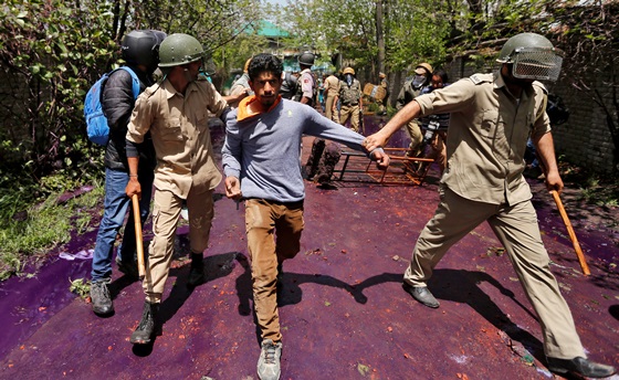 [포토] 인도 카슈미르서 발생한 시위 중 학생을 끌고 가는 경찰