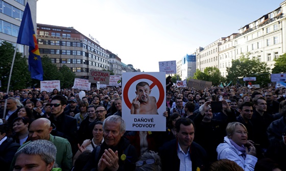[포토] 체코 대통령과 재무부 장관 반대 시위에 참여하는 사람들