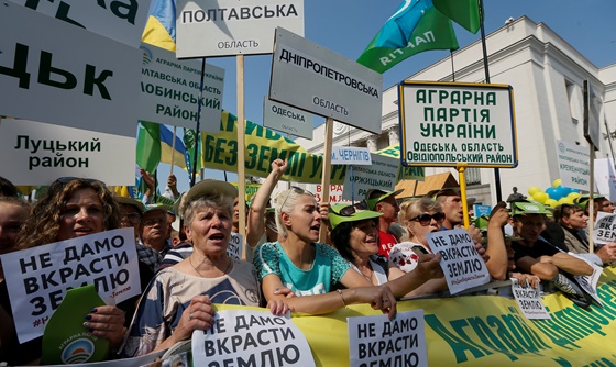 [포토] 우크라이나인들, 의회 앞에서 토지 개혁안 반대 시위