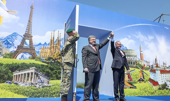 [포토] 우크라이나 대통령, EU와 비자면제 시행 축하