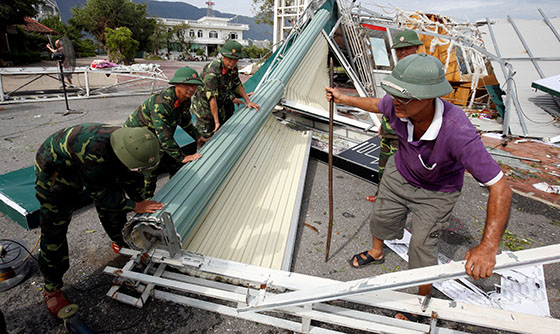 [포토] 베트남, 하틴 지방 태풍 피해 복구 위해 군인 투입