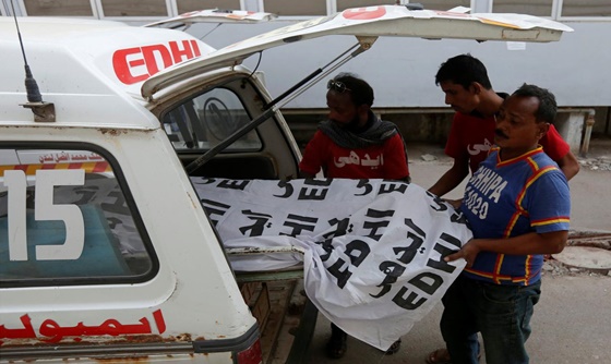 [포토] 파키스탄 경찰, 명예 살인으로 의심되는 시체 2구 발굴