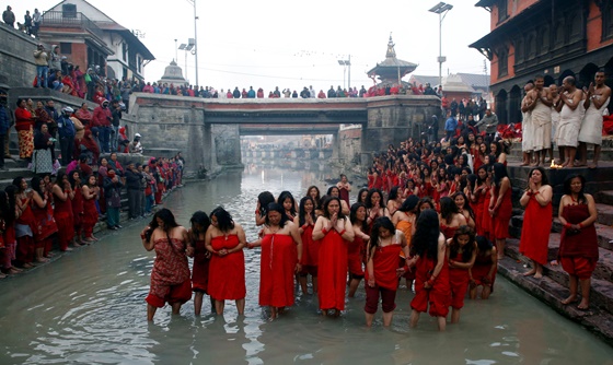 [포토] 힌두 축제 기념하여 바그마티강에서 목욕하는 신자들