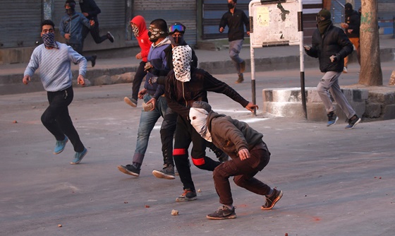 [포토] 스리나가르市에서 인도 경찰에 돌을 던지는 시위대