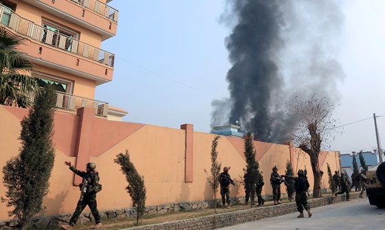 [포토] 아프가니스탄 보안군, 잘랄라바드 폭발 및 총격 현장 도착