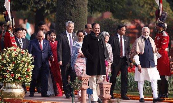 [포토] 인도 총리와 부대통령, ASEAN 지도자들과 ‘공화국의 날’ 행사 참여