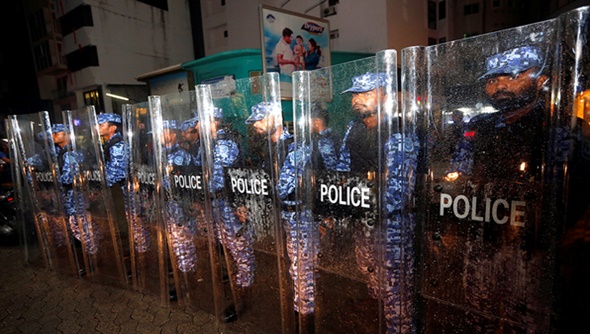[포토]주요 거리를 봉쇄하고 있는 몰디브 경찰