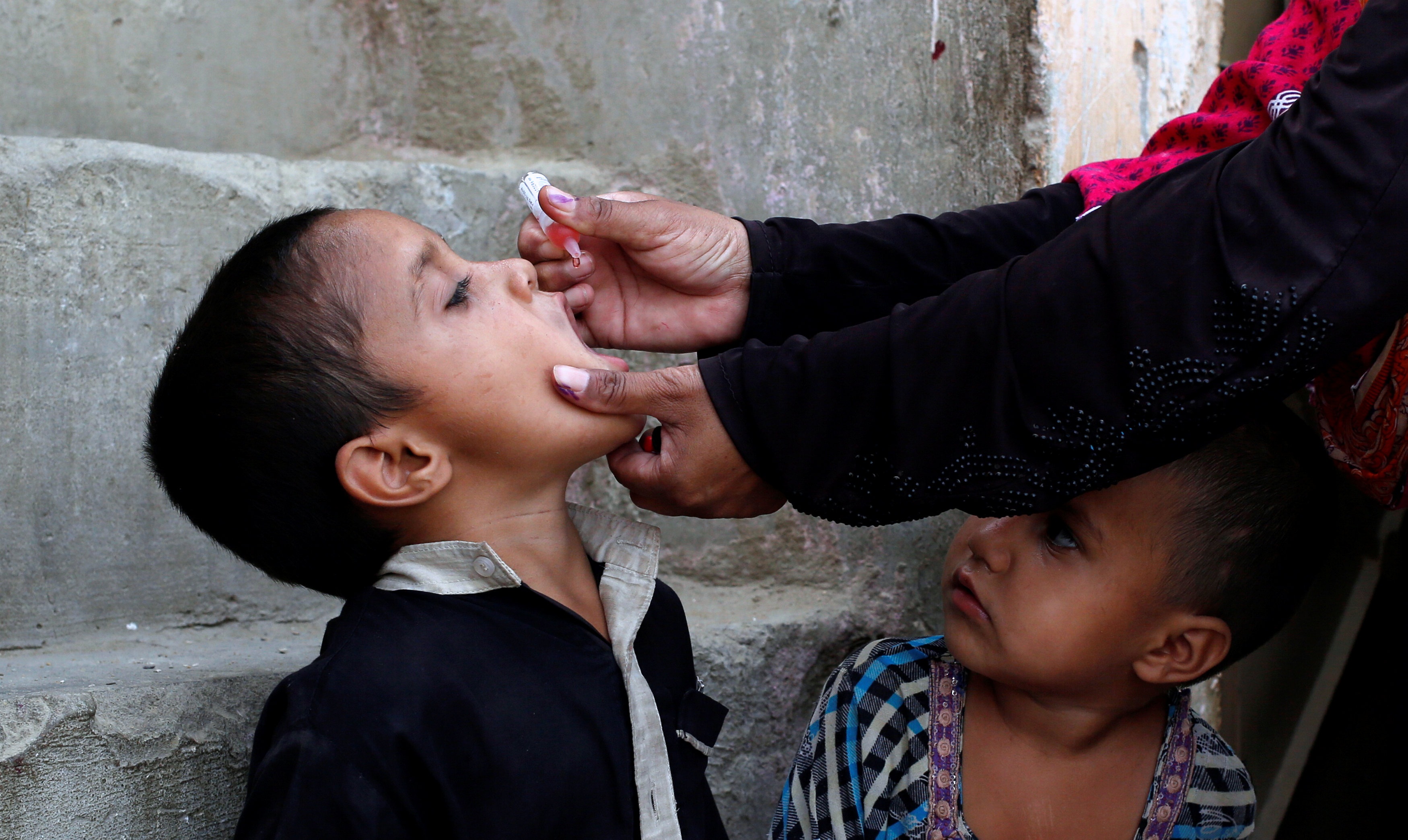 [포토] 소아마비 예방 접종을 받는 파키스탄 소년