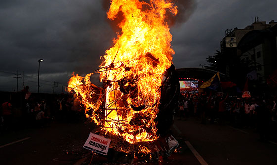 [포토] 필리핀 운동가, 필리핀 대통령 국정 연설 중 대통령 모형에 방화