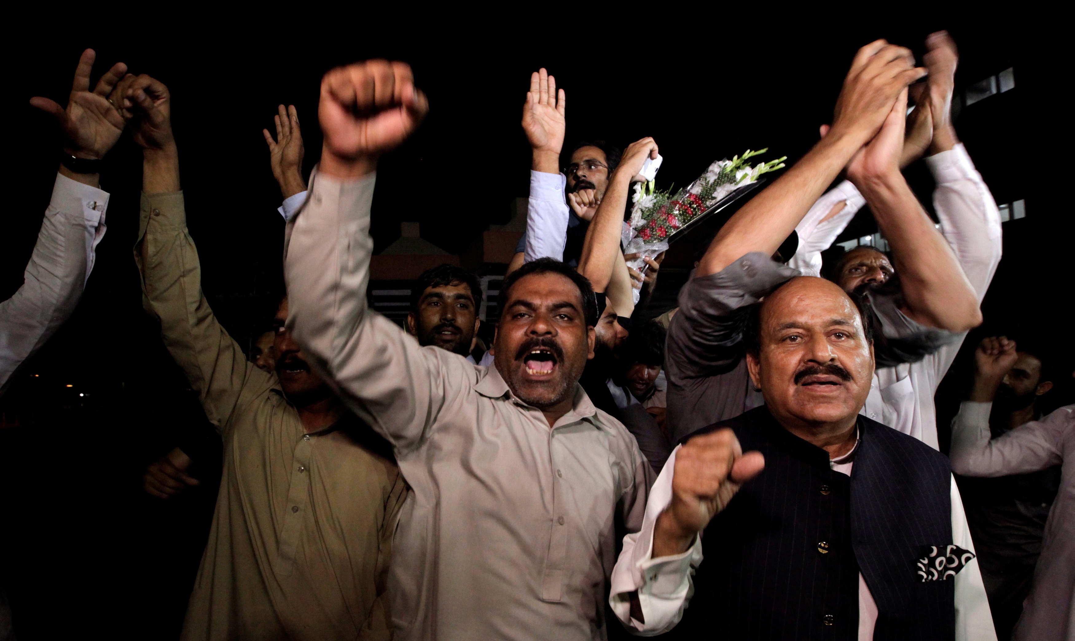 [포토] 파키스탄 전 총리가 입원한 병원 밖에서 구호를 외치는 지지자들