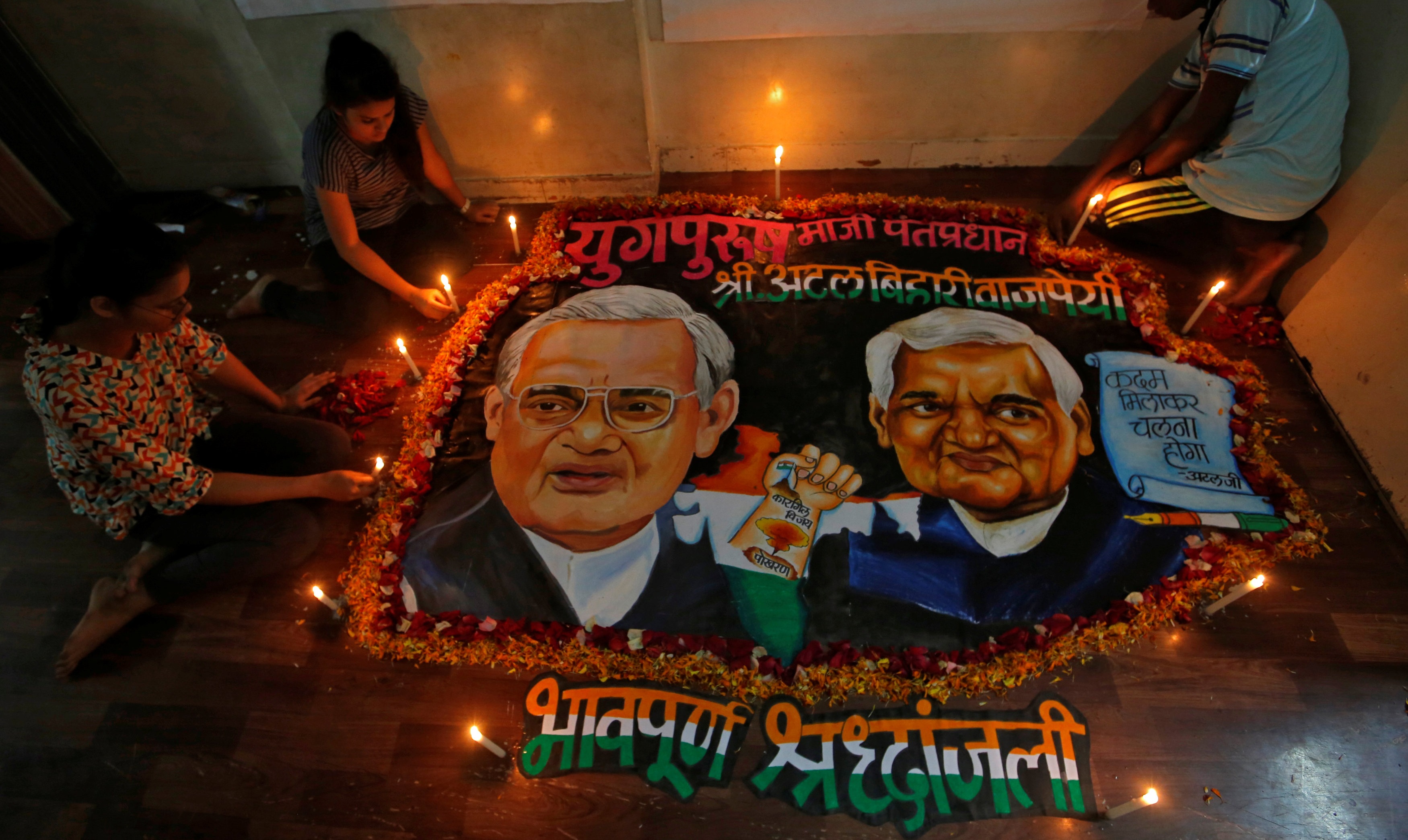 [포토] 바지파이 인도 전 총리를 추모하는 학생들