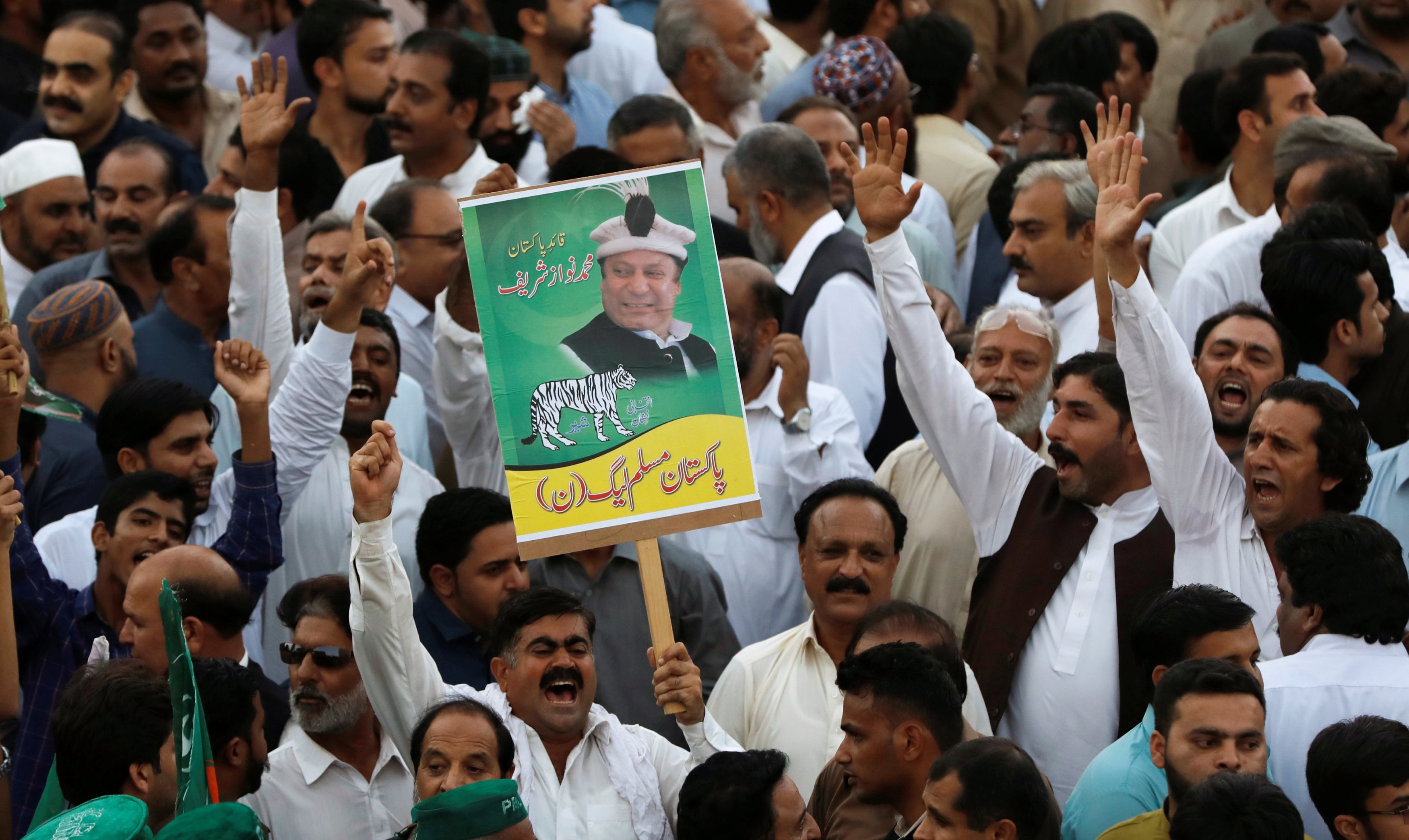 [포토] 샤리프(Saharif) 전 파키스탄 총리의 석방에 환호하는 지지자들