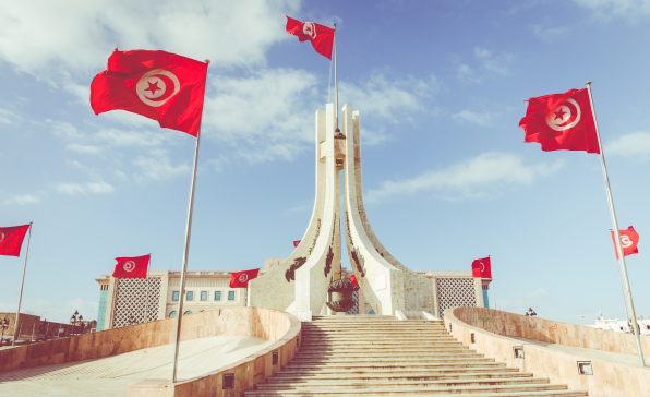 [이슈트렌드] 경제난 시달리는 튀니지, 대통령 권한 강화하는 헌법 개정안 통과